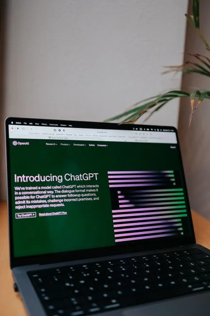 heros-img Un espace de travail contemporain avec deux écrans d’ordinateur affichant des projets de web design, mettant en avant la technologie et la productivité.